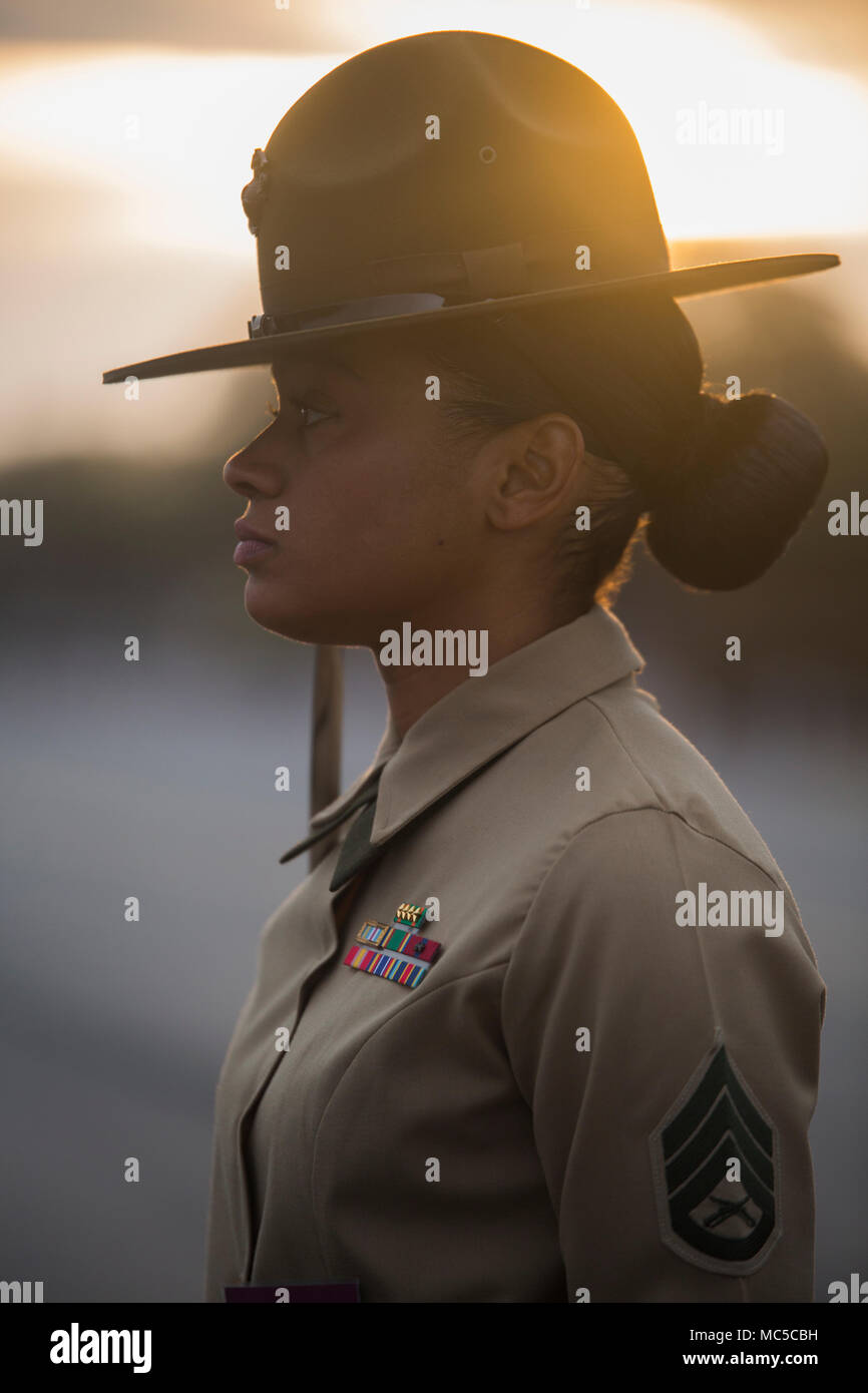 Papa Unternehmen Senior drill instructor Staff Sgt. Thiara Espinosasimons, 28, von Kissimmee, Fla., bereitet ein um Ihr Zug, Zug 4008, während eines abschließenden Bohrer Bewertung. Senior drill Instructors ausbilden, Mentor, und Männer und Frauen in die Marines. (Foto von Lance Cpl. Carlin Warren) Stockfoto
