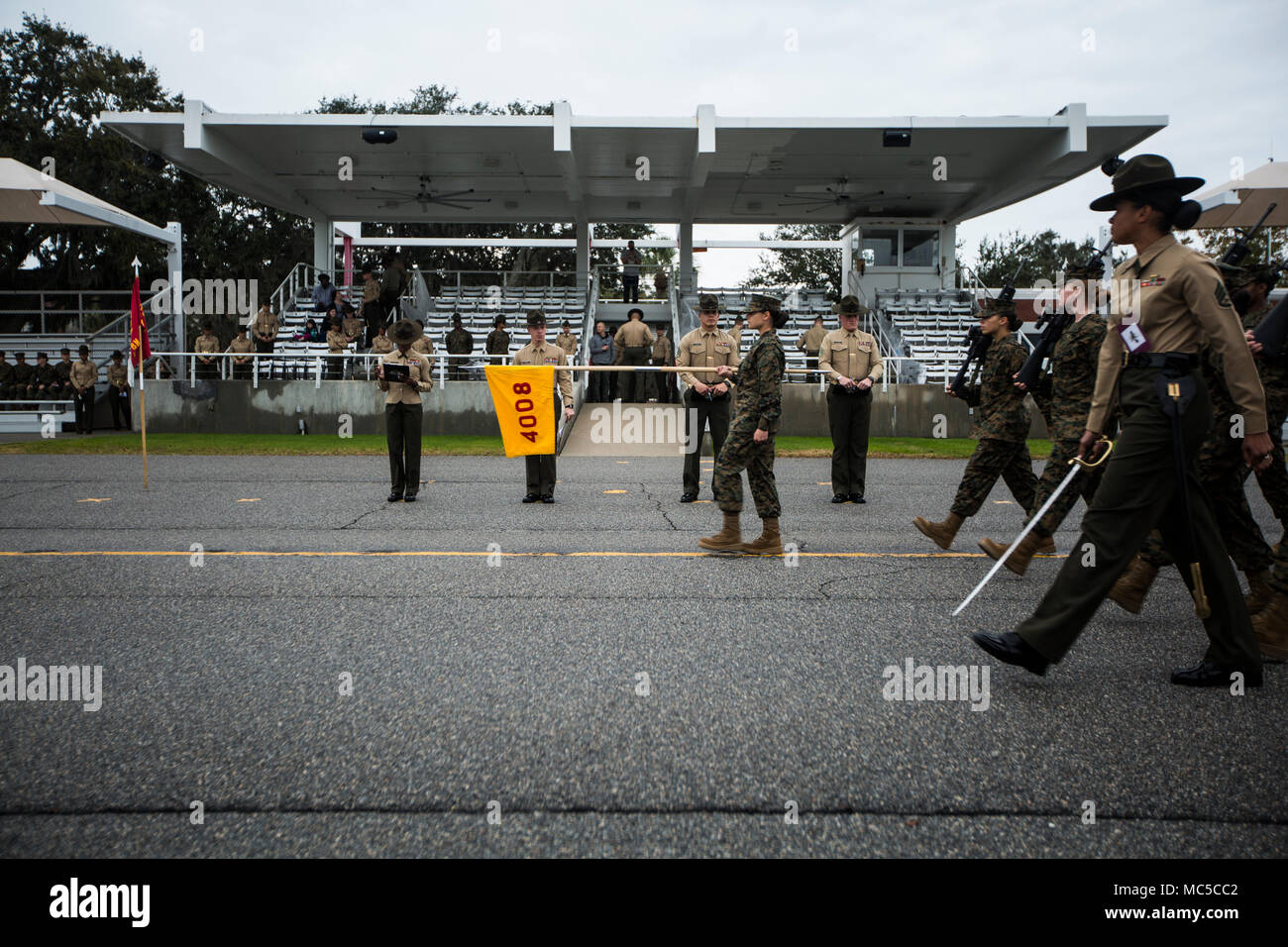 Papa Unternehmen Senior drill instructor Staff Sgt. Thiara Espinosasimons, 28, von Kissimmee, Fla., Märsche Platoon 4008 bei "Augen rechts" während eines abschließenden Bohrer Bewertung. Während der Zeremonien, "Augen Rechts" soll die Überprüfung der Officer zu geben, einen Blick auf das, was das Gerät in der Lage ist zu tun. (Foto von Lance Cpl. Carlin Warren) Stockfoto