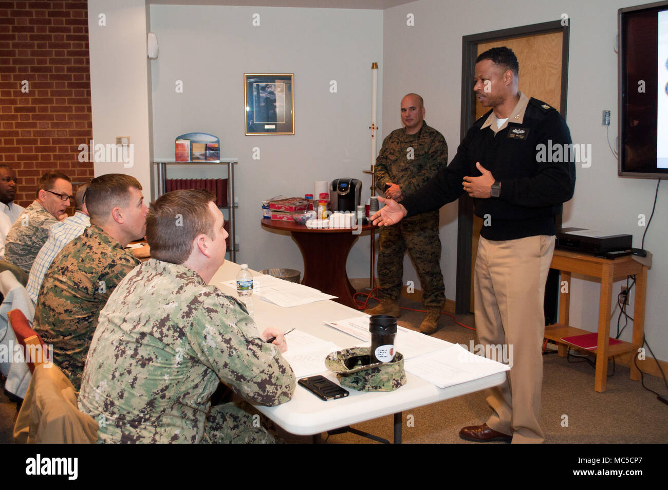 Religiöse Programm Specialist Master Chief Eddie Walker Schriftsatz religiösen Dienst Team Mitglieder über die neuen religiösen bietet Fonds (ROF) Politik, SECNAVINST 7010.6 B, während der Ausbildung bei Joint Base Myer-Henderson Hall, 31.01.26. Stockfoto