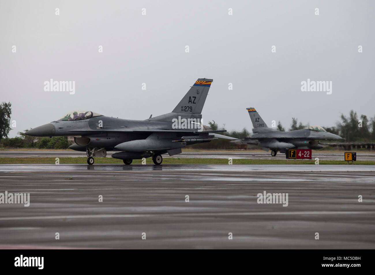 F-16 Fighting Falcon fighter Jets an die 162 Flügel, California Air National Guard, Land und Taxis auf Marine Corps Air Station (WAB) Kaneohe Bay, Marine Corps Base Hawaii, 2. April 2018 vergeben. Zwei Staffeln der Kämpfenden Falken angekommen zu WAB Kaneohe Bay, wo Sie in der Übung Sentry Aloha teilnehmen werden. Sentry Aloha bietet massgeschneiderte, kostengünstige und realistische Combat Training für Verteidigungsministerium Dienstleistungen warfighters zur Verfügung zu stellen die notwendigen Fertigkeiten legt die Heimatverteidigung und Kampfeinsätze durchführen. (U.S. Marine Corps Foto von Sgt. Jesus Sepulveda Torres) Stockfoto