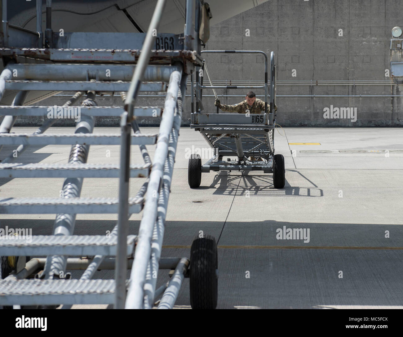 Die 353rd Special Operations Maintenance Squadron ist eine Einheit der United States Air Force, die die Wartung von Spezialeinsatzeinheiten für die Luftfahrt betreibt. Am 4. April 2018 bereitete sich ein Auszubildender Electronic Warfare Systems auf dem Luftwaffenstützpunkt Kadena in Japan vor. Das Archivbild dokumentiert die Unterstützungsfunktionen von Flugzeugen innerhalb der Region der Pacific Air Forces. Stockfoto