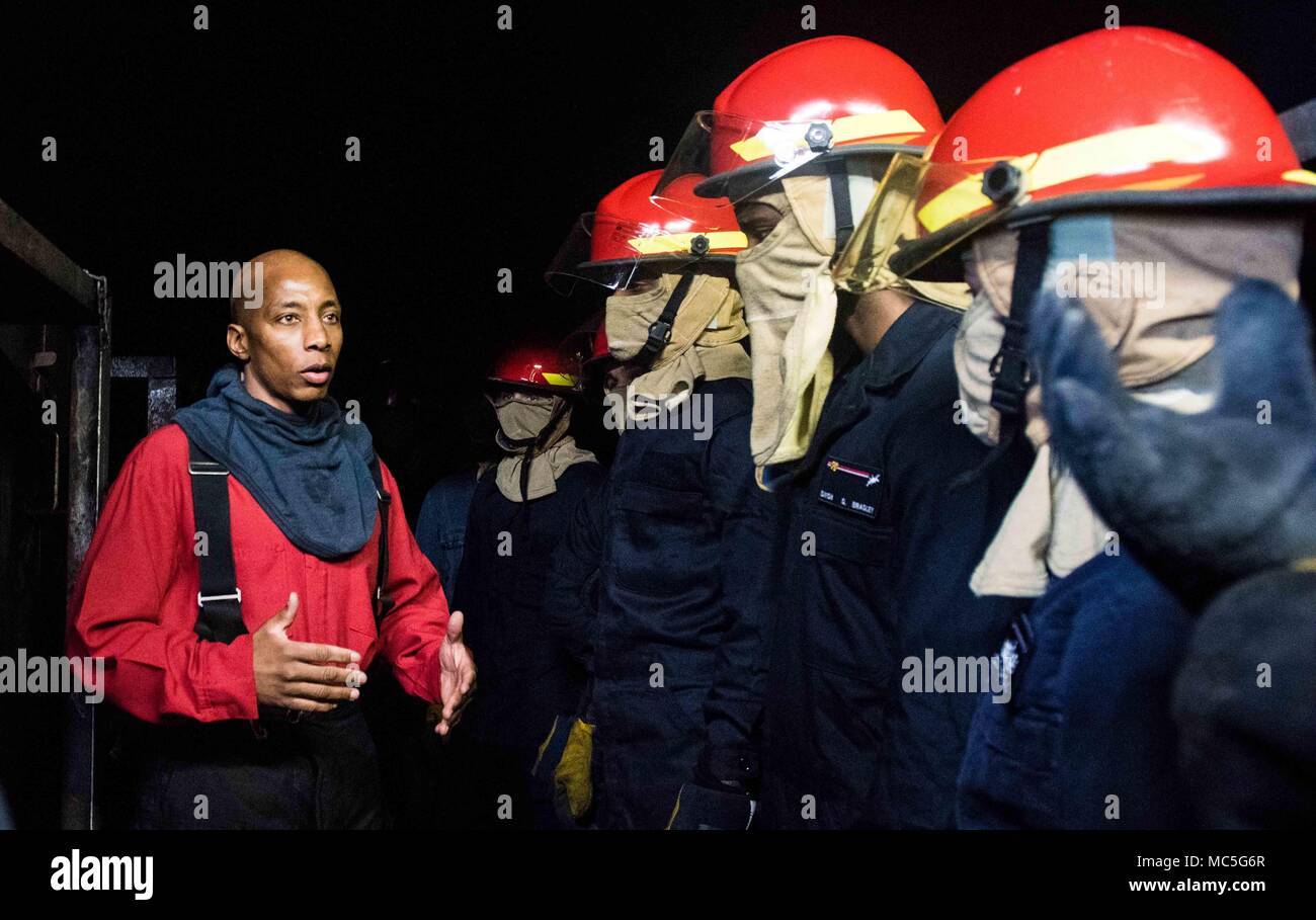 180403-N-ist 471-0095 Yokosuka, Japan (3. April 2018) Chief Schäden Controlman Reginald Pridgen, von Jersey City, New Jersey, beschreibt Brandschutzmaßnahmen Matrosen der Marine zugewiesenen Vorwärts - bereitgestellt Flugzeugträger USS Ronald Reagan (CVN 76) während der Ausbildung an der Yokosuka Brandbekämpfung und Beschädigung der Anlage. Ronald Reagan, das Flaggschiff der Carrier Strike Group 5, bietet eine Bekämpfung bereit, Kraft, schützt und verteidigt die kollektive maritime Interessen seiner Verbündeten und Partnern in der Indo-Asia-Pazifik-Region. (U.S. Marine Foto von Mass Communication Specialist 1. Klasse Glenn Schlachtung Stockfoto