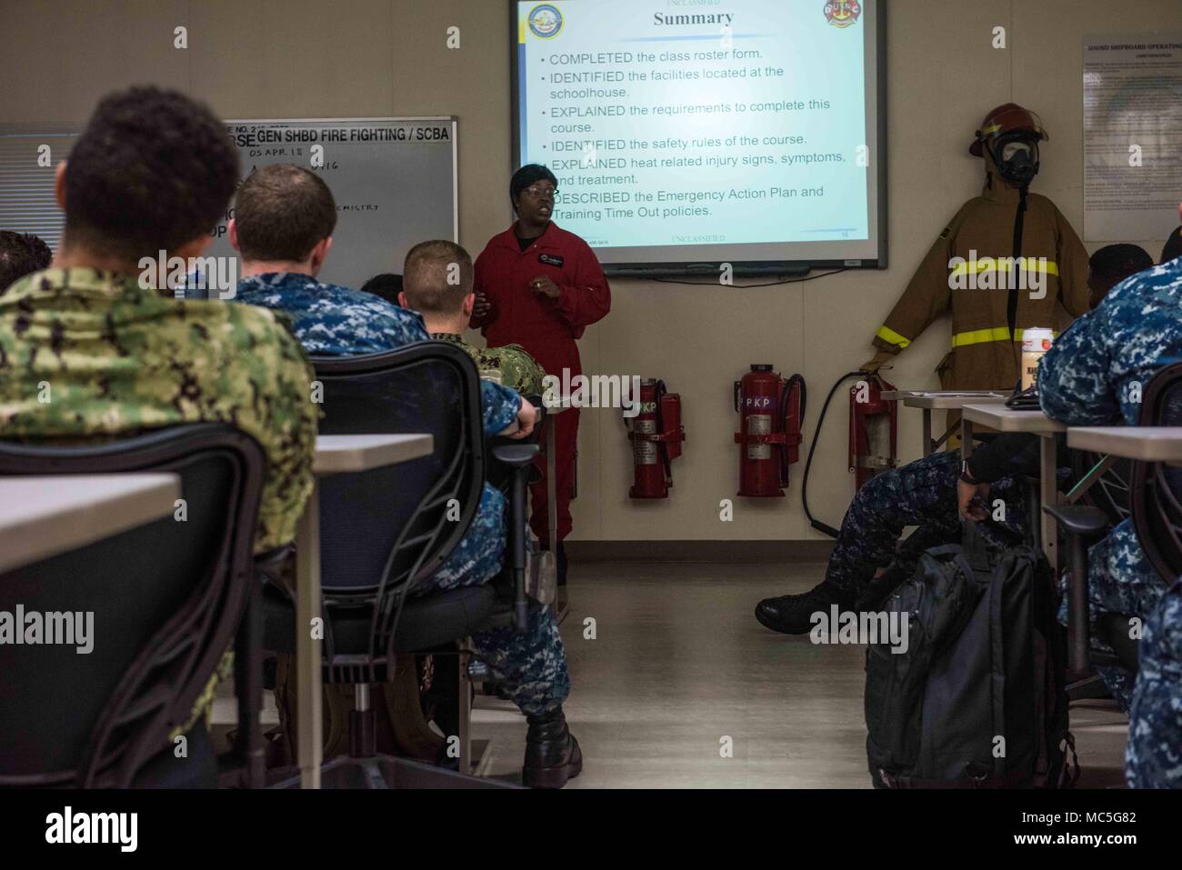 180403-N-ist 471-0005 Yokosuka, Japan (Apr. 3, 2018) Schäden Controlman 1. Klasse Nakia Bugg, von Cobb County, Georgia, beauftragt die Seeleute der Marine zugewiesenen Vorwärts - bereitgestellt Flugzeugträger USS Ronald Reagan (CVN 76) an der Yokosuka Brandbekämpfung und Beschädigung der Anlage. Ronald Reagan, das Flaggschiff der Carrier Strike Group 5, bietet eine Bekämpfung bereit, Kraft, schützt und verteidigt die kollektive maritime Interessen seiner Verbündeten und Partnern in der Indo-Asia-Pazifik-Region. (U.S. Marine Foto von Mass Communication Specialist 1. Klasse Glenn Schlachtung) Stockfoto
