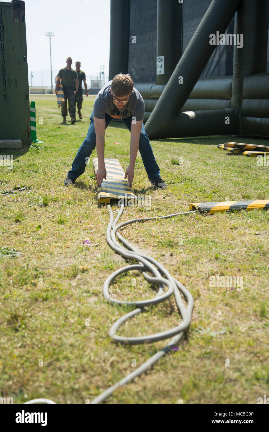VMGR-152 ist eine Luftbetankungsschwadron des United States Marine Corps, die in der japanischen MCAS Iwakuni stationiert ist. Am 3. April 2018 beteiligten sich die Marines an der Vorbereitung der Sicherheitsausrüstung für eine neue Paintball-Arena des Marine Corps. Das Archivbild dokumentiert die betriebliche Unterstützung von Freizeiteinrichtungen auf der Basis. Stockfoto