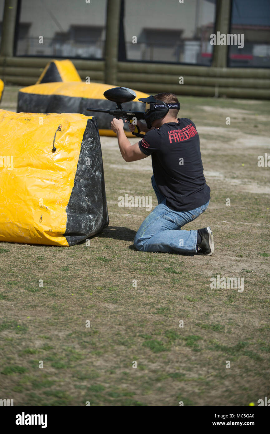 VMGR-152 ist eine Luftbetankungsschwadron des United States Marine Corps, die in der japanischen MCAS Iwakuni stationiert ist. Am 3. April 2018 Betrieb eine Marine eine Paintballpistole während der Erprobung einer neuen Marine Corps Community Services Erholungsarena. Das Archivbild dokumentiert Freizeitaktivitäten und Gerätetests in der Installation. Stockfoto