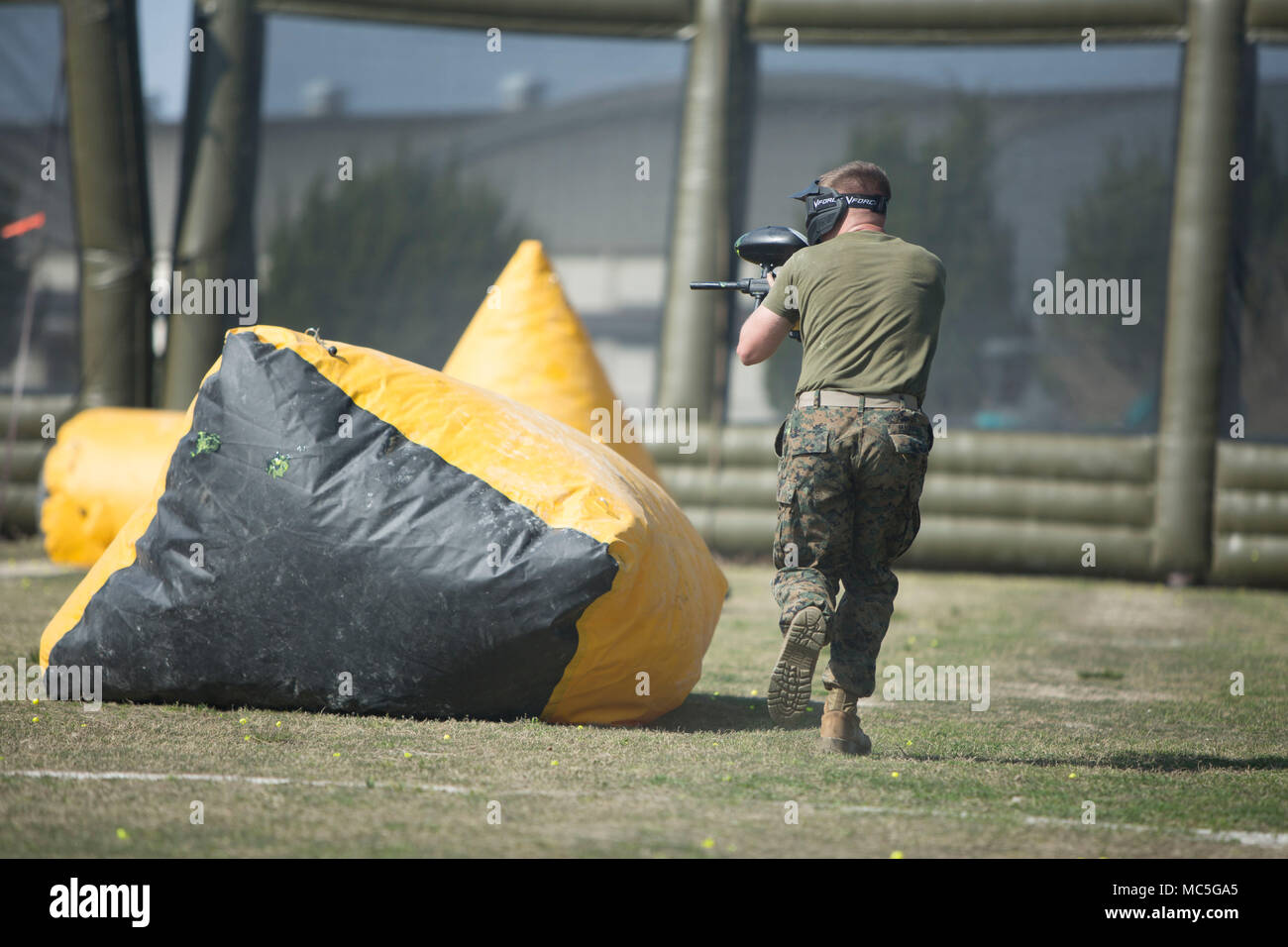 Die Marine Aerial Refueler Transport Squadron 152 nahm am 3. April 2018 an einer Paintball-Übung der Marine Corps Community Services auf der Marine Corps Air Station Iwakuni in Japan teil. Das Archivbild dokumentiert ein Servicemitglied, das während organisierter Moral- und Wohlfahrtsaktivitäten in einer Paintball-Trainingsumgebung manövriert. Stockfoto