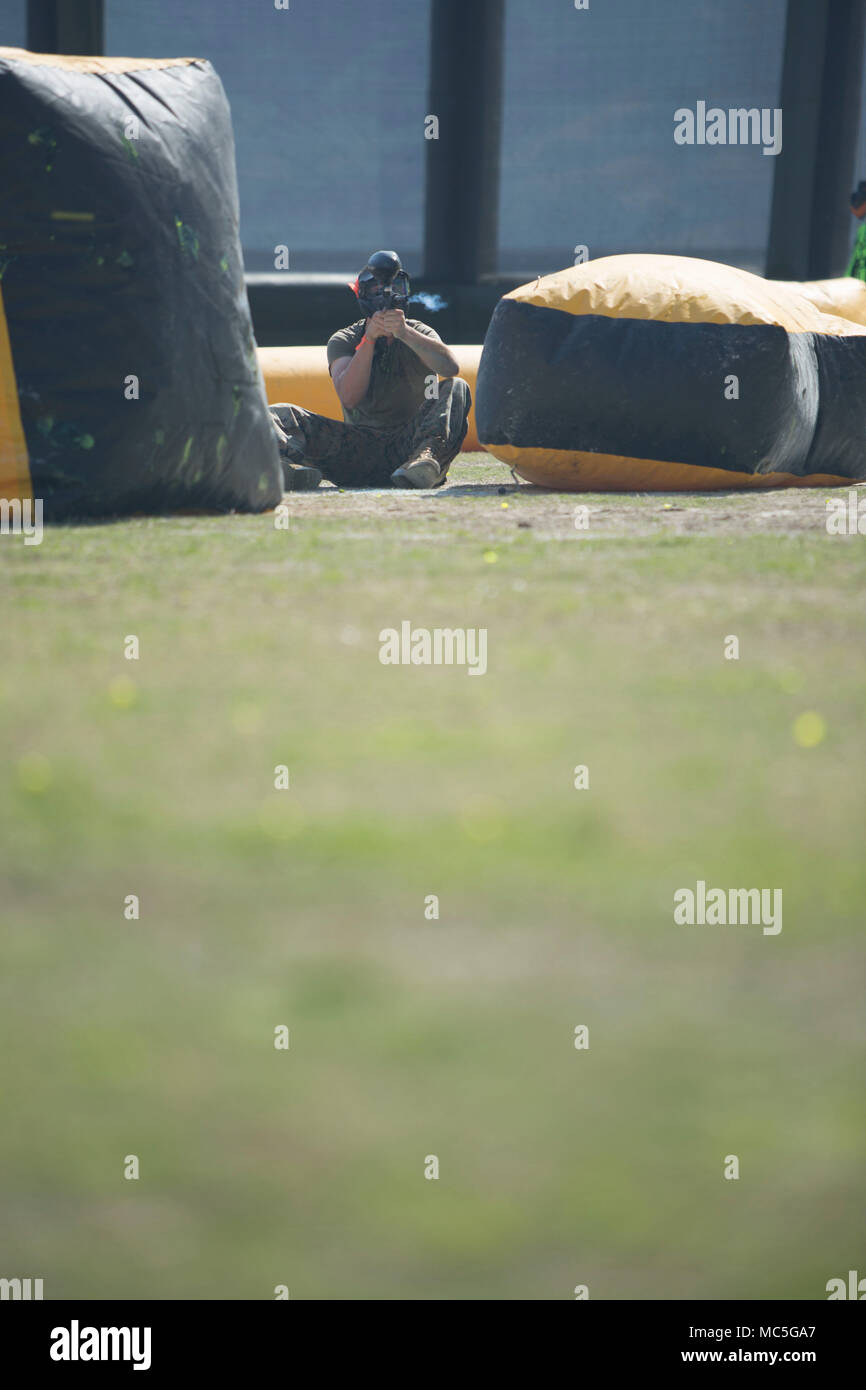 Marine Aerial Refueler Transport Squadron 152 die Teilnahme an einer Paintball-Übung der Marine Corps Community Services fand am 3. April 2018 auf der Marine Corps Air Station Iwakuni in Japan statt. Das Archivbild dokumentiert die Simulationsaktivitäten für Freizeitwaffen, die für Moral, Wohlstand und Erholung unter stationierten Marines durchgeführt wurden. Stockfoto