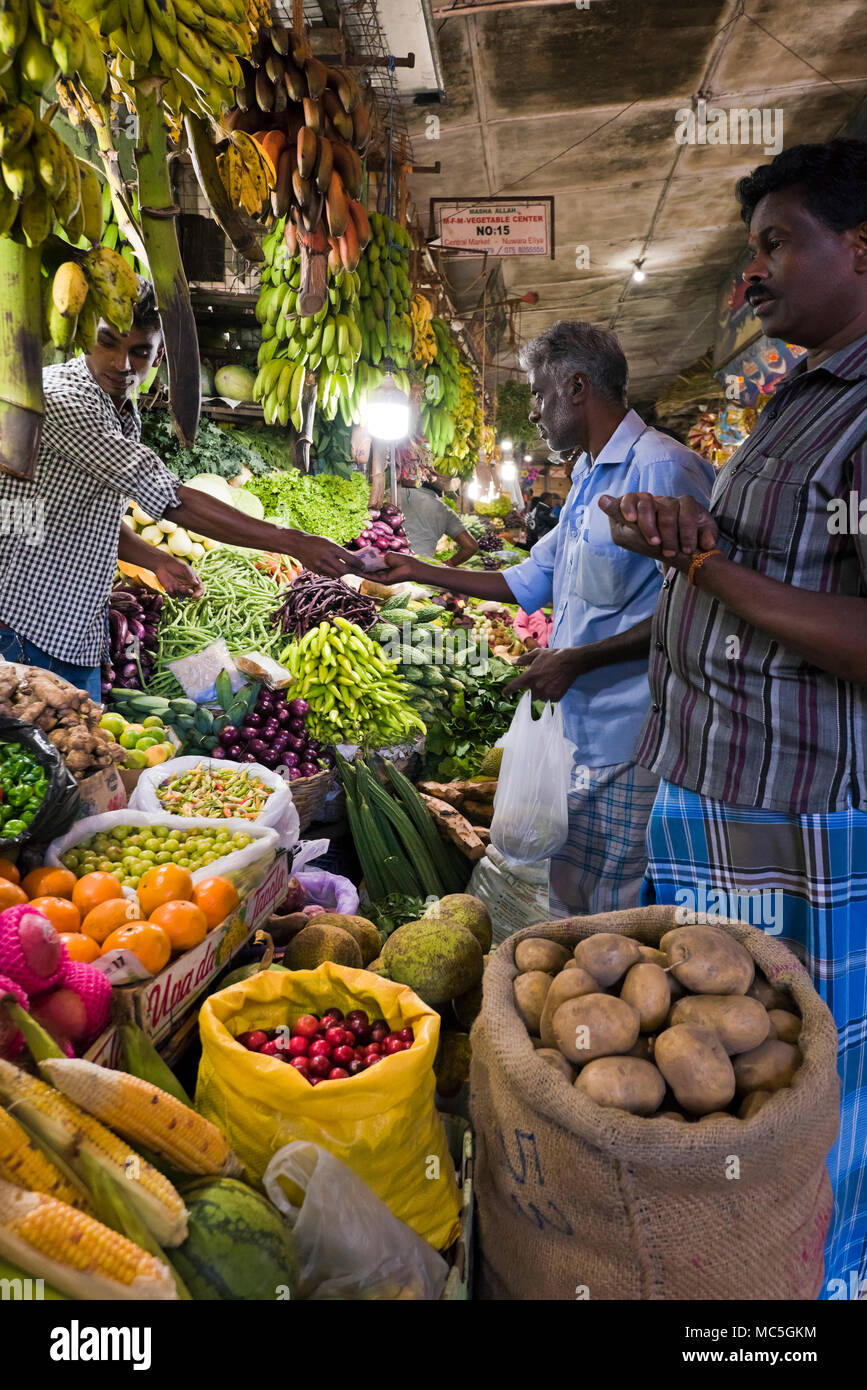 Vertikale Ansicht des Obst- und Gemüsesektors Central Market in Nuwara Eliya, Sri Lanka. Stockfoto