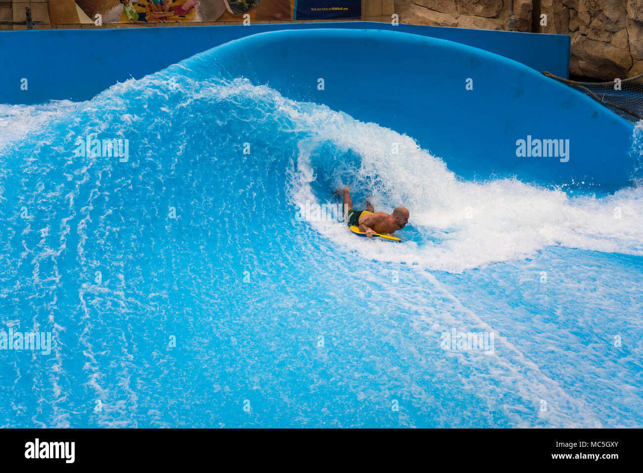 Wellenreiten im Wild Wadi Waterpark, Dubai, Vereinigte Arabische Emirate, Naher Osten. Stockfoto