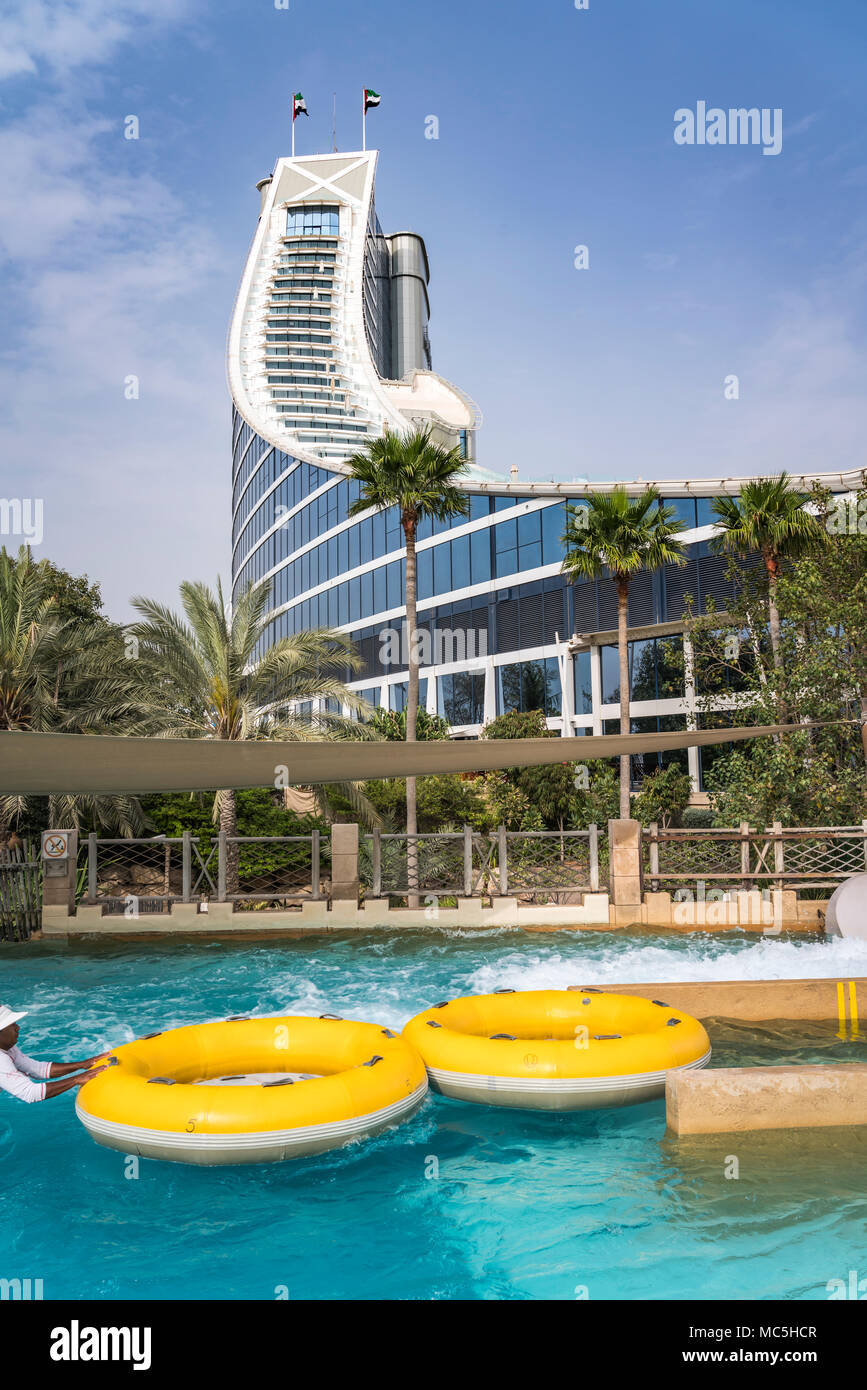 Das Burj Al Arab an der Wild Wadi Water Park in Dubai, Vereinigte Arabische Emirate, Naher Osten. Stockfoto