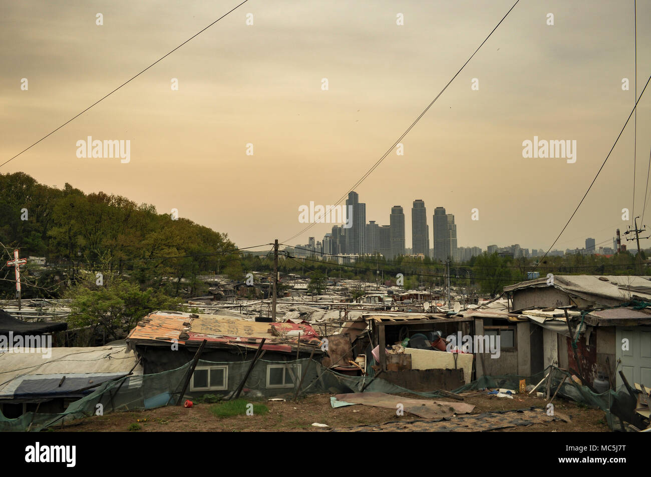 Dieser Slum ist in Gangnam Seoul, das teuerste Land in Korea. Die Türme, die in den Slums Blick zeigen die Kluft zwischen Arm und Reich. Stockfoto