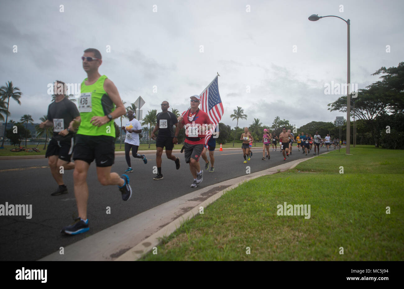 180407-N-IY 142-093 Pearl Harbor (7. April 2018) Militärische und Mitglieder der Gemeinschaft beteiligen sich an der 21. jährlichen Ford Insel 10 K Brücke beim Joint Base Pearl Harbor-Hickam. Der Ford Insel Brücke laufen ist eine der größten 10 K läuft in Hawaii. (U.S. Marine Foto von Mass Communications Specialist 1. Klasse John Herman) Stockfoto