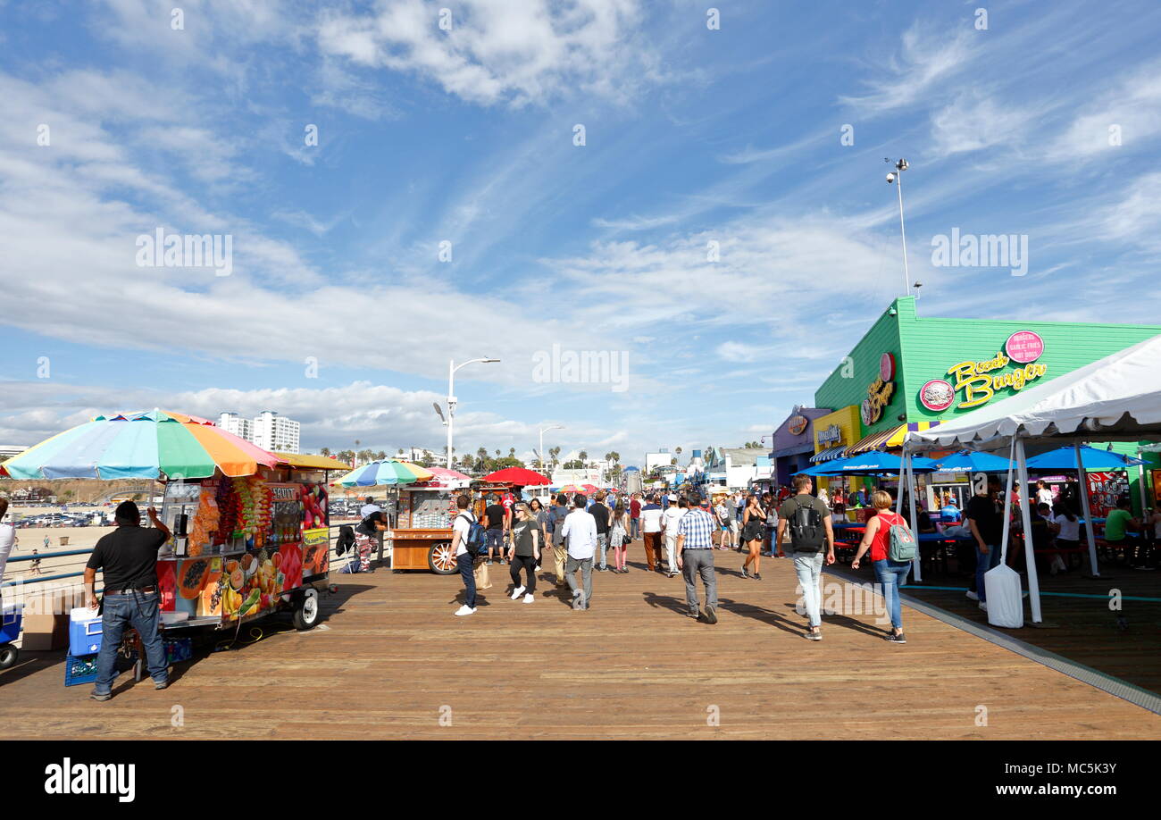 Die Menschen genießen Sie den Sonnenschein auf Santa Monica Pier, Kalifornien Spaziergang Stockfoto