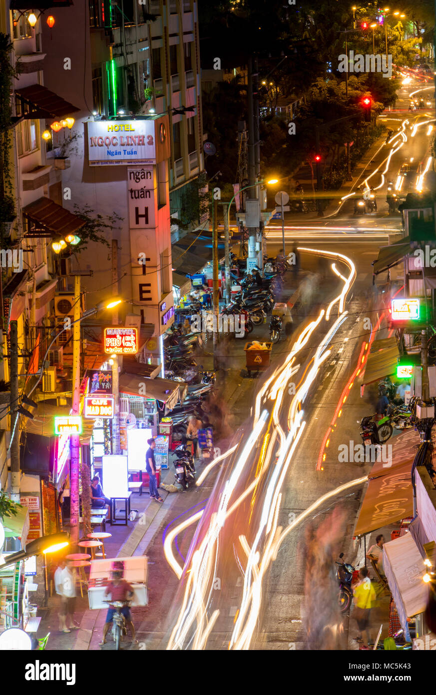 SAIGON, VIETNAM, Dec 13 2017, den Verkehr in den Straßen von Saigon Stadt. Das Leben in der Nacht Ho Chi Minh Stadt. Stockfoto