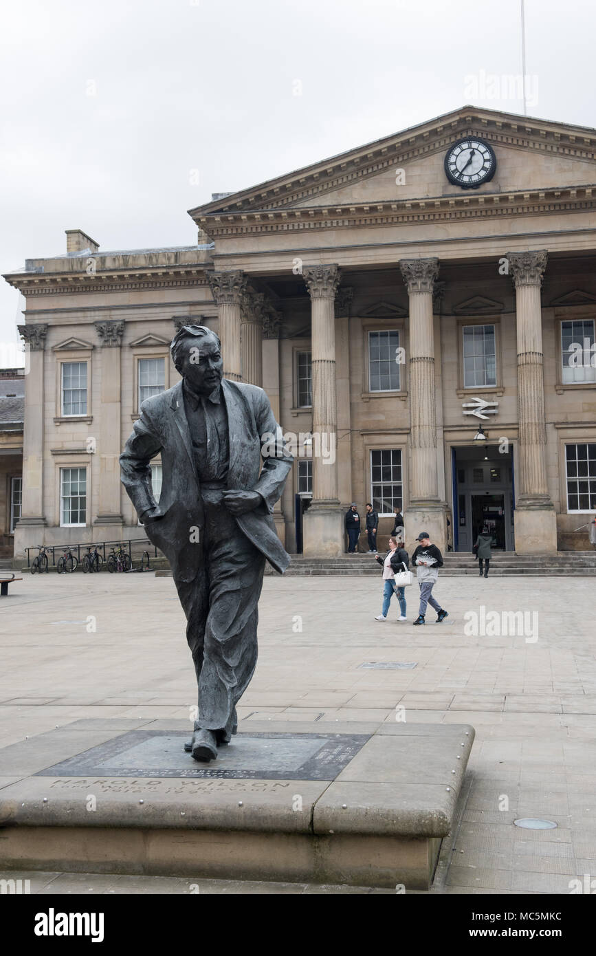 Statue von Harold Wilson vor dem Bahnhof Huddersfield – eine Hommage an den ehemaligen Premierminister in seiner Heimatstadt. Stockfoto