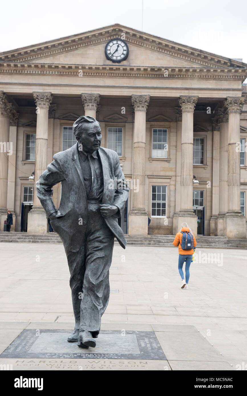 Statue von Harold Wilson vor dem Bahnhof Huddersfield – eine Hommage an den ehemaligen Premierminister in seiner Heimatstadt. Stockfoto