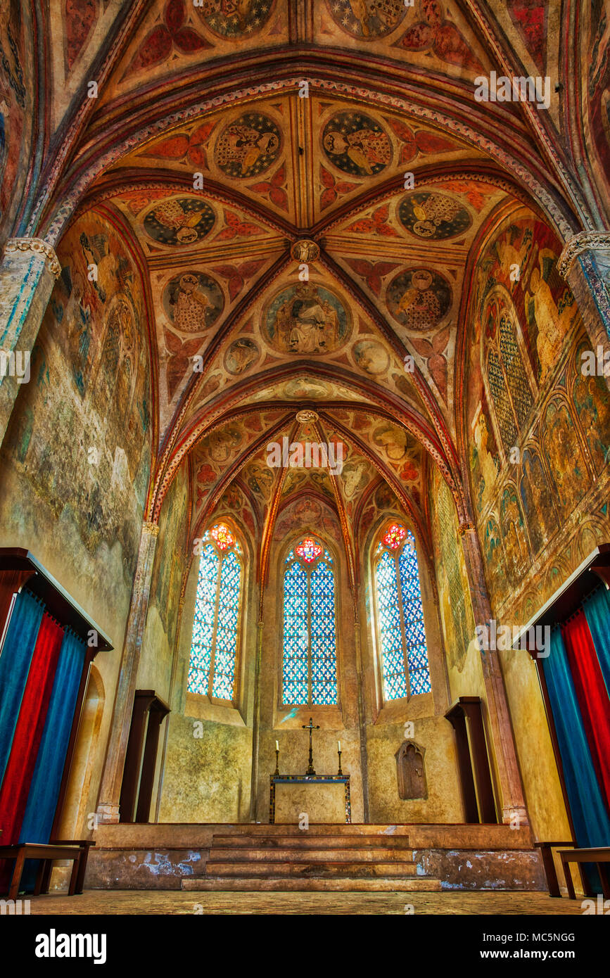 Toulouse, Frankreich: 4/4/2018 - Vertikale Foto der Kapelle Saint Antonin im Kloster der Jakobiner mit viel Liebe zum Detail von der Decke. Stockfoto