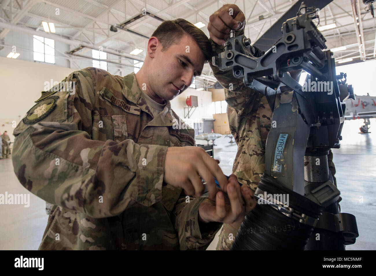 Senior Airman Kelby Gibson, 723 d Aircraft Maintenance Squadron (AMXS) Waffen laden Crew zieht eine Schraube auf ein Maschinengewehr zu bin HH-60G Pave Hawk während einer Waffen-laden Wettbewerb, 6. April 2018, bei Moody Air Force Base, Ga. Während des Ladevorgangs Teil der Wettbewerb Flieger aus dem 74. und 75. die Wartung von Flugzeugen sowie die 723 d AMXS waren auf ihrer Fähigkeit, schnell und effizient auf eine Ladung Munition C A-10 Thunderbolt II und HH-60 bewertet. Sie waren auch auf Kleidung und Aussehen und einen schriftlichen Test auf Munition Kenntnisse beurteilt. (U.S. Air Force Foto von Luft Stockfoto