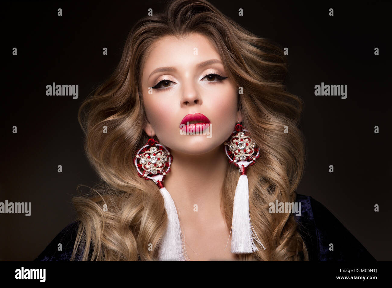 Glamour Porträt von schönen Frau Modell mit roten Lippen. Stockfoto