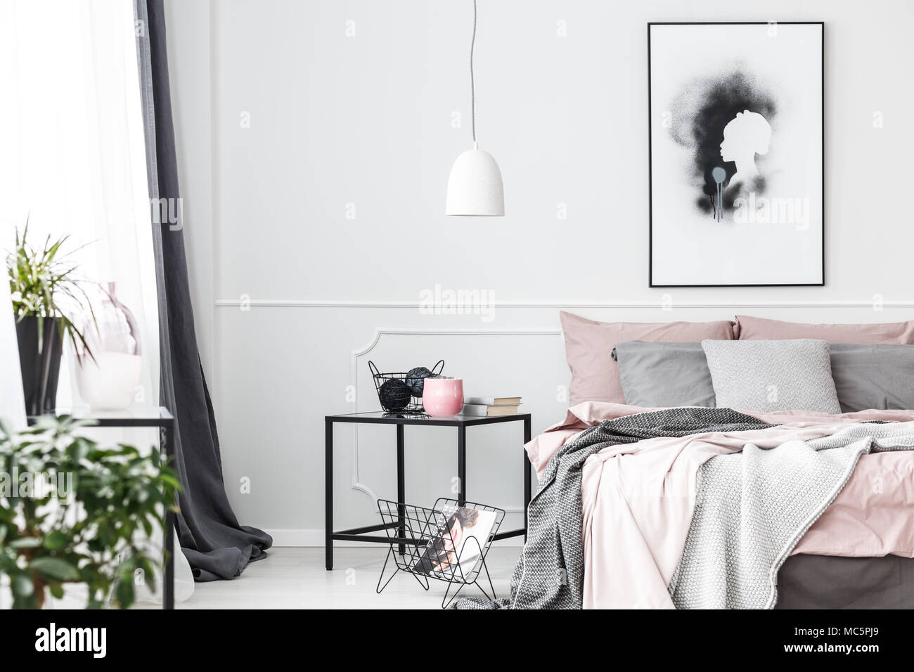 Handmade Plakat, auf weiße Wand im eleganten Schlafzimmer Innenraum mit Lampe Stockfoto