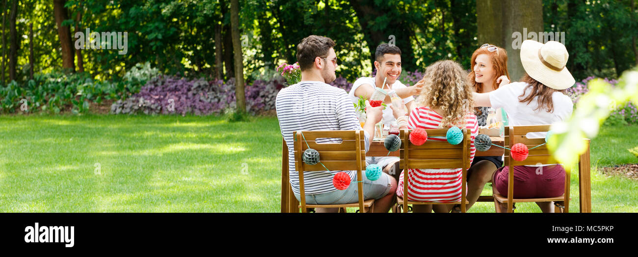 Panorama der multikulturellen Freunde treffen in der Mitte eines Parks im Sommer Stockfoto