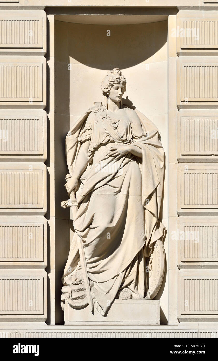 London, England, UK. NatWest Bank Stadt des Londoner Büros. Allegorische Statue auf der Fassade "Mut" von Charles Doman. Die Princes Street, in der Nähe des Stockfoto