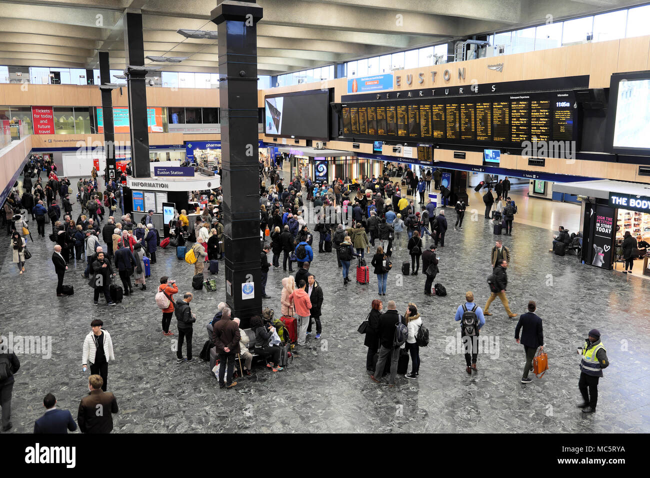 Die Menschen warten auf die bahnhofshalle an der Abfahrt Board auf der Euston Station in London, England, UK KATHY DEWITT Stockfoto