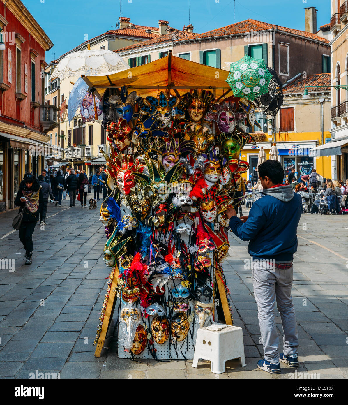 Venedig, Italien - 28. März 2018: Marktstände in Venedig verkauf Venezianische Masken unter anderen Souvenirs Stockfoto