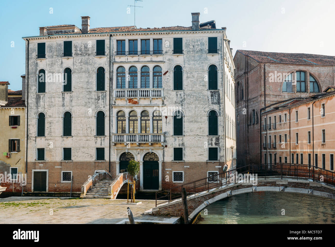Venezianische Architektur neben einem Kanal im Bezirk Ospedale Stockfoto