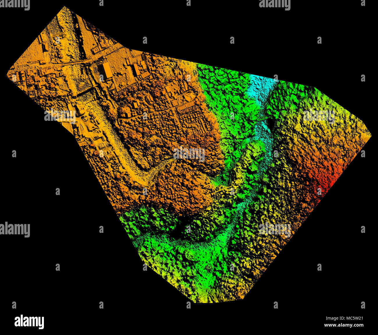 Eine farbcodierte topografische Darstellung, die Höhenänderungen in einer gemischten Landschaft zeigt. Der linke Teil zeigt ein dichtes Stadtgebiet mit rasterartigen Strukturen in Orange- und Gelbtönen, während Stockfoto