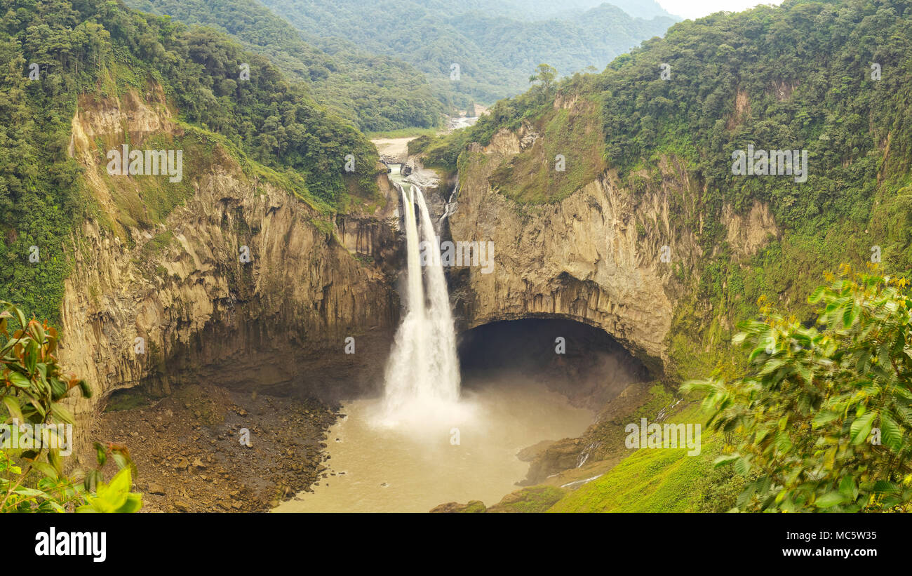 Erleben Sie den atemberaubenden und einzigartigen Panoramablick auf den San Rafael Wasserfall in Ecuador, ein muss für Sie. Stockfoto