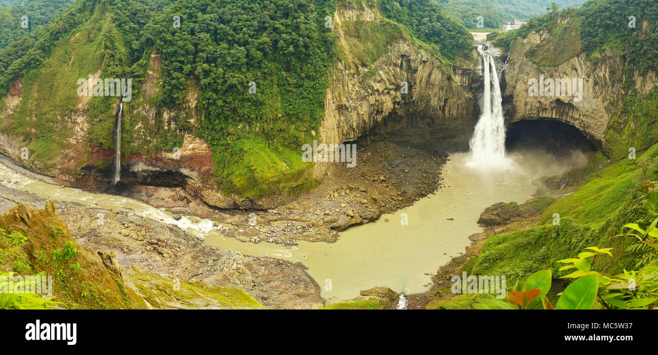 Einzigartiges Panorama San Rafael Wasserfall In Ecuador Stockfoto