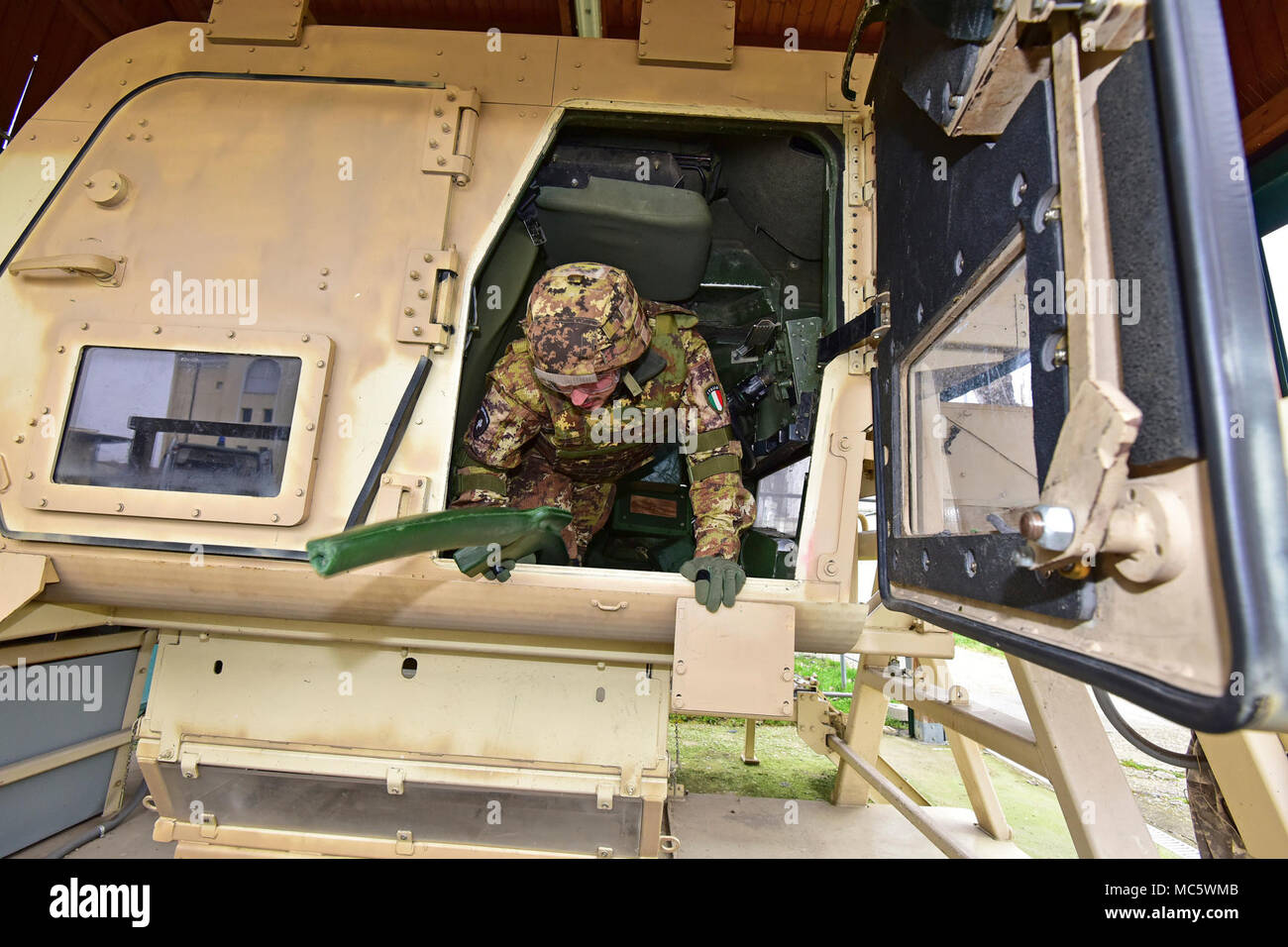 Eine italienische Armee Fallschirmjäger zu reglementieren" Savoia Cavalleria "folgore Brigade Grosseto, Durchführung von Schulungen mit High Mobility Multipurpose Radfahrzeug (Hmmwv) Ausstieg Hilfe Trainer (Wärme), bei Caserma Ederle Vicenza, Italien, 29. März 2018 zugeordnet. Der Simulator ermöglicht die Soldaten verlassen Fahrzeuge, Fähigkeiten zu üben und in realistischen Szenarien. Italienische Fallschirmjäger mit US-Armee RTSD Süden Ausrüstung die bilateralen Beziehungen zu verbessern und die Zusammenarbeit und die Kapazität des Personals in gemeinsamen Aktionen beteiligt zu erweitern. Stockfoto