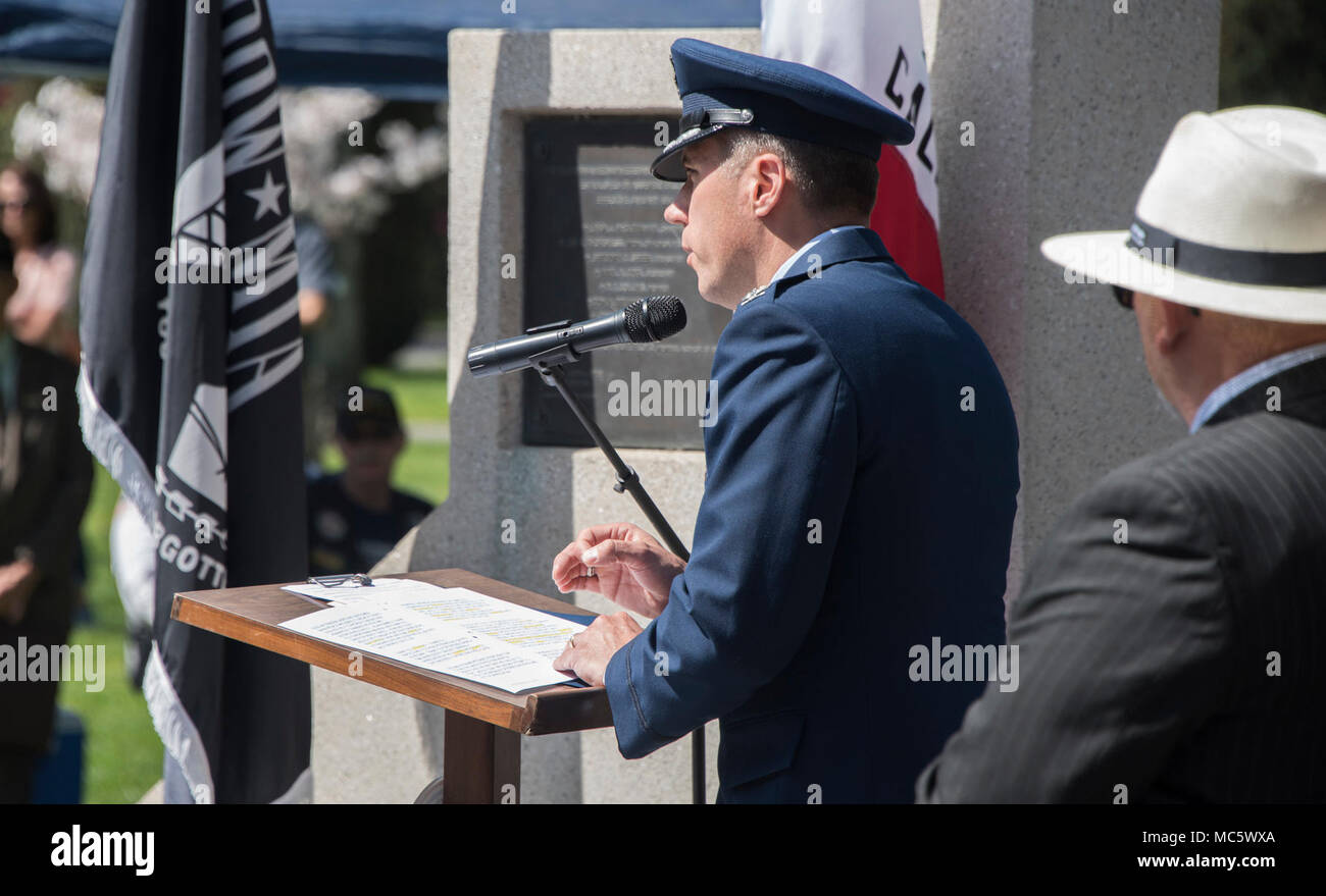 Us Air Force Colonel John Klein, 60 Air Mobility Wing Commander, Travis Air Force Base, Calif., liefert Erläuterungen an der Vietnam Krieg Veteranen Tag und 50 Gedenkfeier, 29. März 2018 Das State Capitol, Sacramento, Calif. Die Veranstaltung war Vietnam Veteranen zu erkennen und den 50. Jahrestag der Vietnam Krieg zu gedenken. Stockfoto