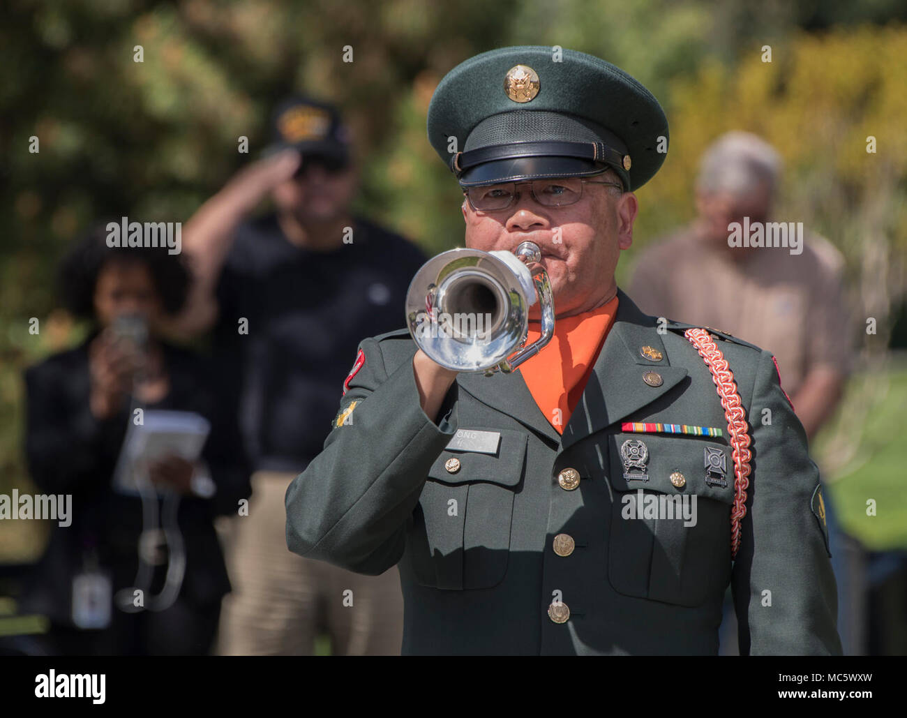 Baldwin Wong, Kriegsveteranen, Abteilung der California State Hornist, Preforms Klopfen auf die Vietnam Veteranen Tag und 50 Gedenkfeier, 29. März 2018 Das State Capitol, Sacramento, Calif. Die Veranstaltung war Vietnam Veteranen zu erkennen und den 50. Jahrestag der Vietnam Krieg zu gedenken. Stockfoto