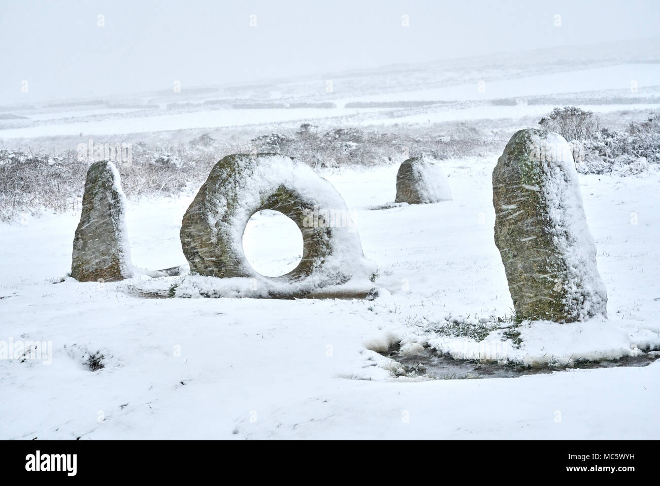 Männer ein Tol. Antike Stätte. Seltene Schnee in Cornwall, Fotos, die zwei Wochen vor Ostern 2018 Stockfoto
