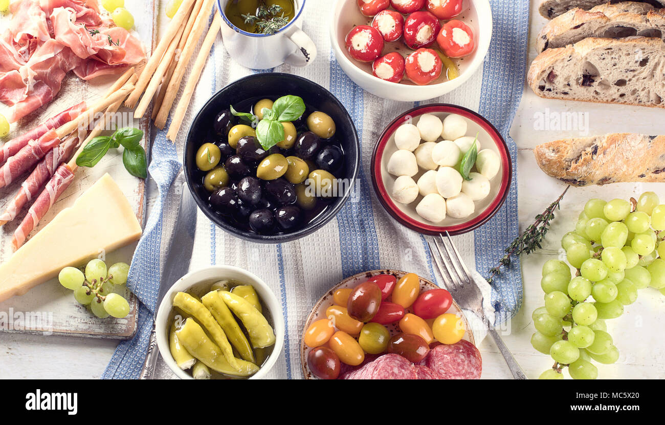 Typische italienische Antipasti. Gemischte Antipasti Teller. Traditionelle italienische Küche. Stockfoto