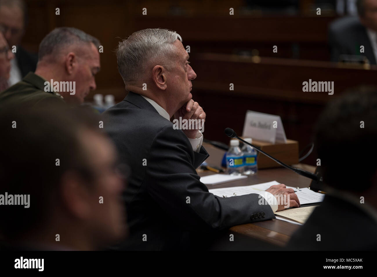 Verteidigungsminister James N. Mattis, Vorsitzende des Generalstabs, General Joseph F. Dunford Jr., und Staatssekretär der Verteidigung (Comptroller) Chief Financial Officer David L. Norquist zeugen über das Geschäftsjahr 2019 National Defense Authorization Haushalt Anfrage an der House Armed Services Committee, Washington, D.C., 12. April 2018. (DoD Foto von Marine Mass Communication Specialist 1. Klasse Kathryn E. Holm) Stockfoto