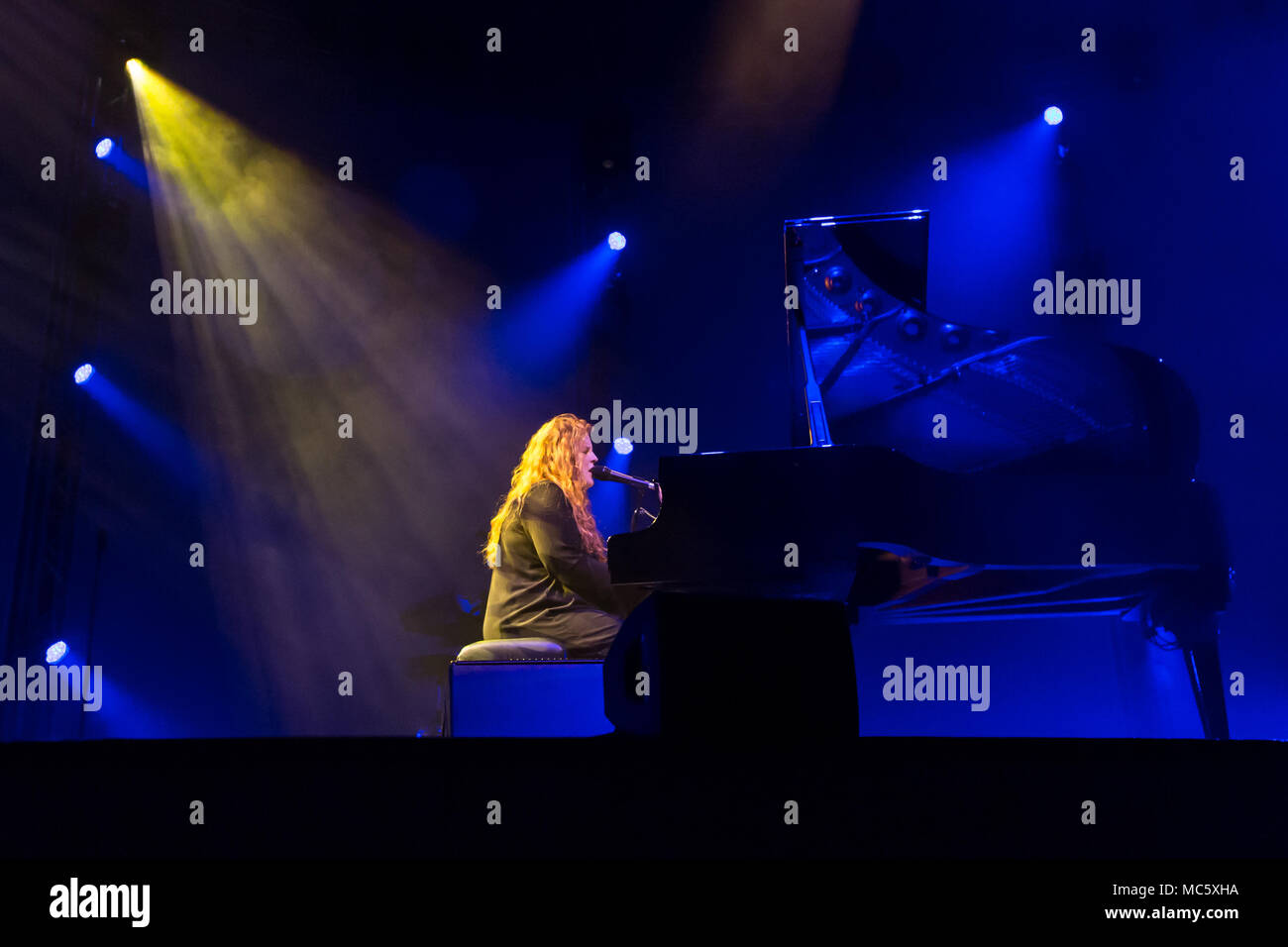 Der britische Sänger und Songwriter Frances auf dem Concert Grand Piano live am Blue Balls Festival Luzern, Schweiz Stockfoto