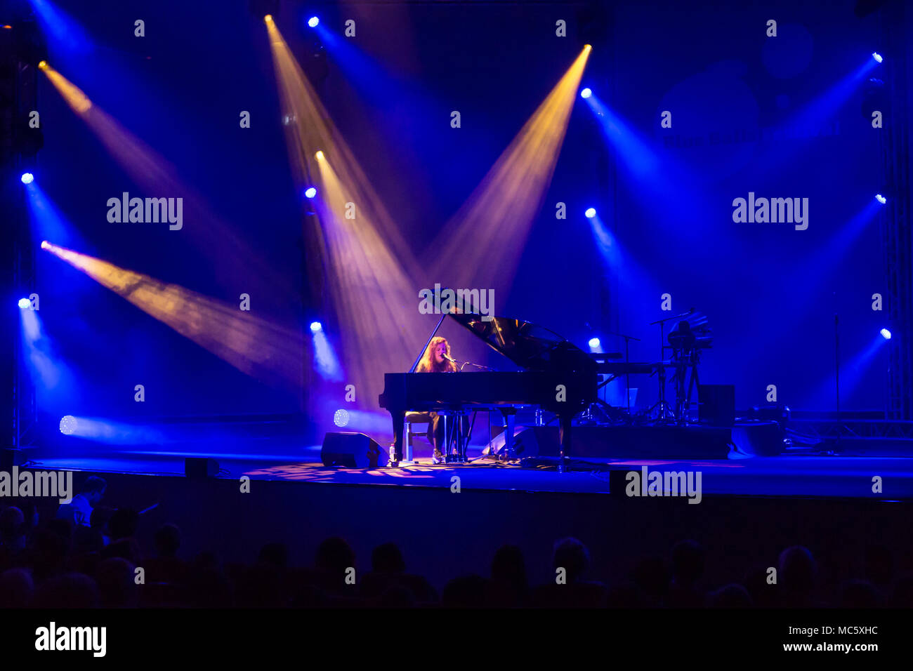 Der britische Sänger und Songwriter Frances auf dem Concert Grand Piano live am Blue Balls Festival Luzern, Schweiz Stockfoto