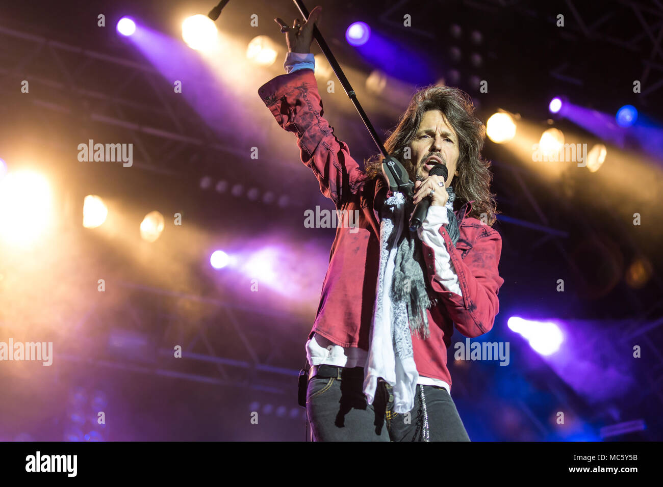 Die britisch-amerikanische Rockband Foreigner mit Sänger Kelly Hansen live auf der Magic Night am Heitere Zofingen, Aargau Stockfoto