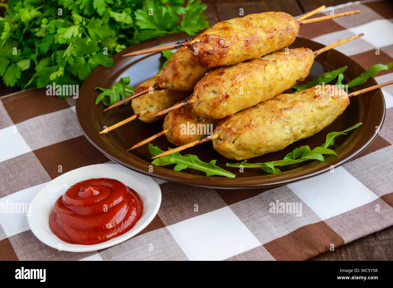 Gegrilltes Fleisch am Spieß - Lula Kebab. Die traditionelle Speise des Kaukasus, in Zentralasien und in der Türkei. Stockfoto