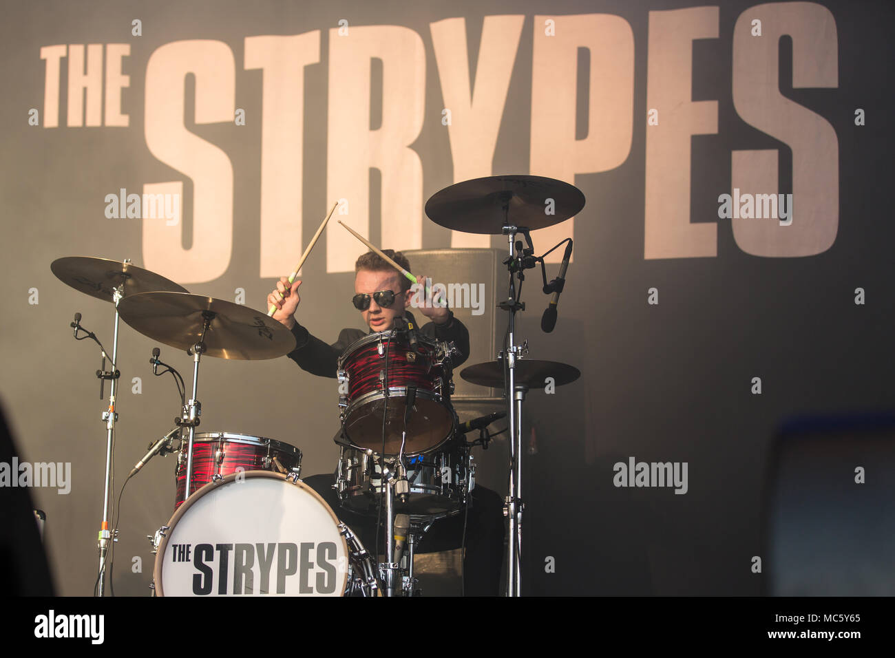 Evan Walsh, Schlagzeuger aus der irischen Rhythm und Blues Band Die Strypes live bei der 26 Heitere Open Air in Zofingen, Aargau Stockfoto