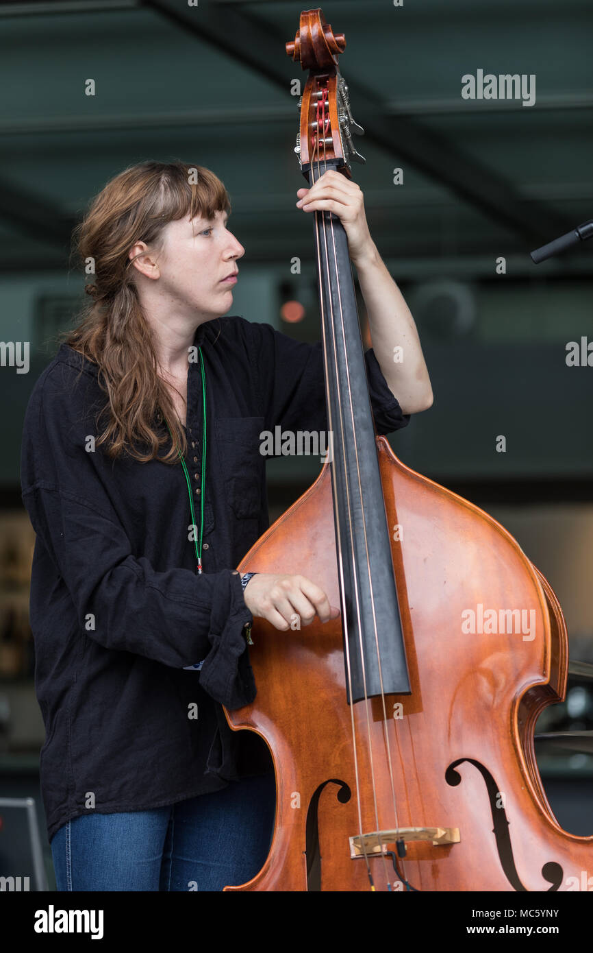 Die Swiss Music Trio Forlorn Elm mit David Friedli an der Gitrarre, Johanna Pärli am Bass und Luca Weber am Schlagzeug, live am Stockfoto