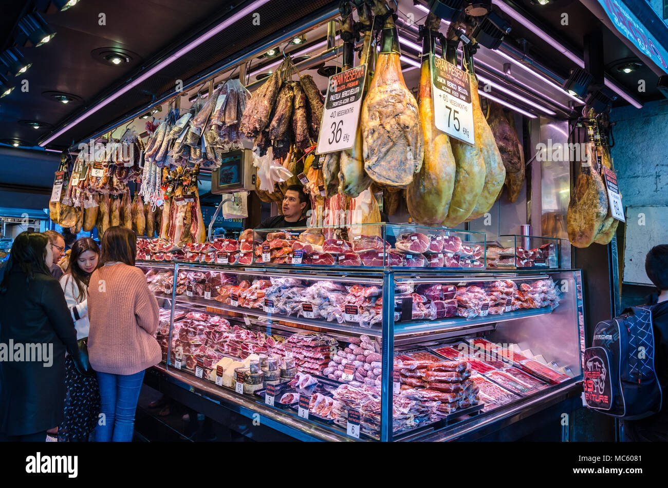 Ein feinkostgeschäft in der öffentlichen Markt La Boqueria in Barcelona Verkauf von Wurst und Schinken. Stockfoto