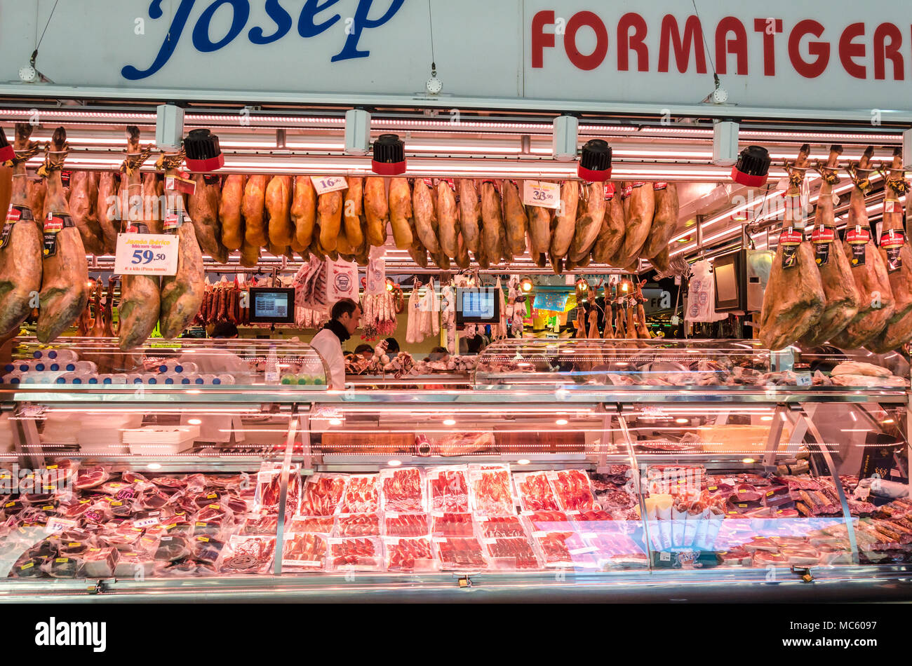 Ein feinkostgeschäft in der öffentlichen Markt La Boqueria in Barcelona Verkauf von Wurst und Schinken. Stockfoto