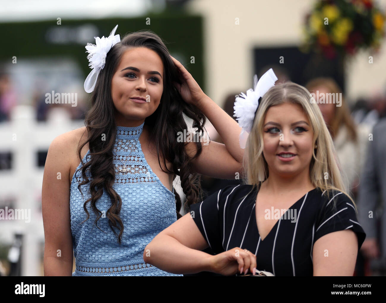 Racegoers kommen auf Meine Damen Tag des 2018 Randox Gesundheit Grand National in Aintree Racecourse, Liverpool. Stockfoto