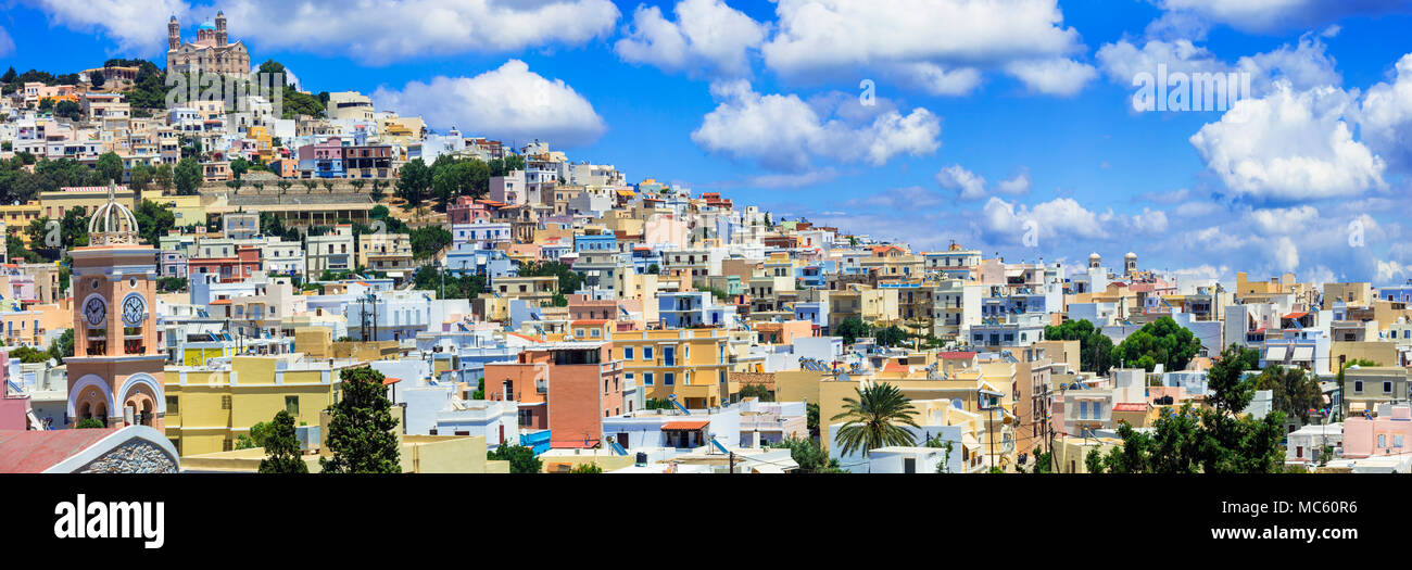 Beeindruckende Ano Syros Dorf, Panoramaaussicht, Syros, Griechenland. Stockfoto