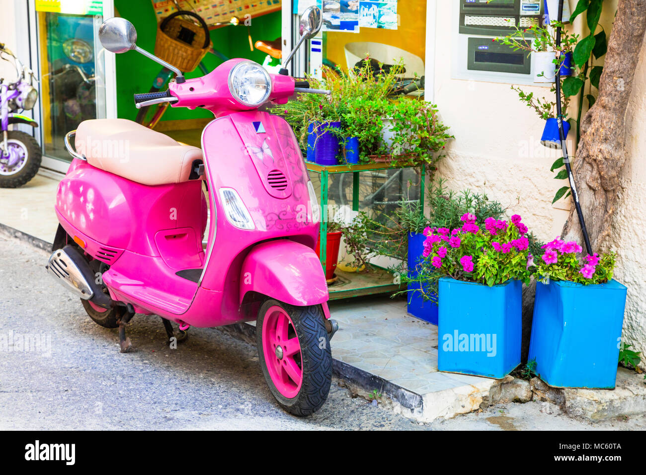 Alten Straßen von Griechenland, Ansicht mit alten Pink Motorrad- und Blumenschmuck, Kos. Stockfoto