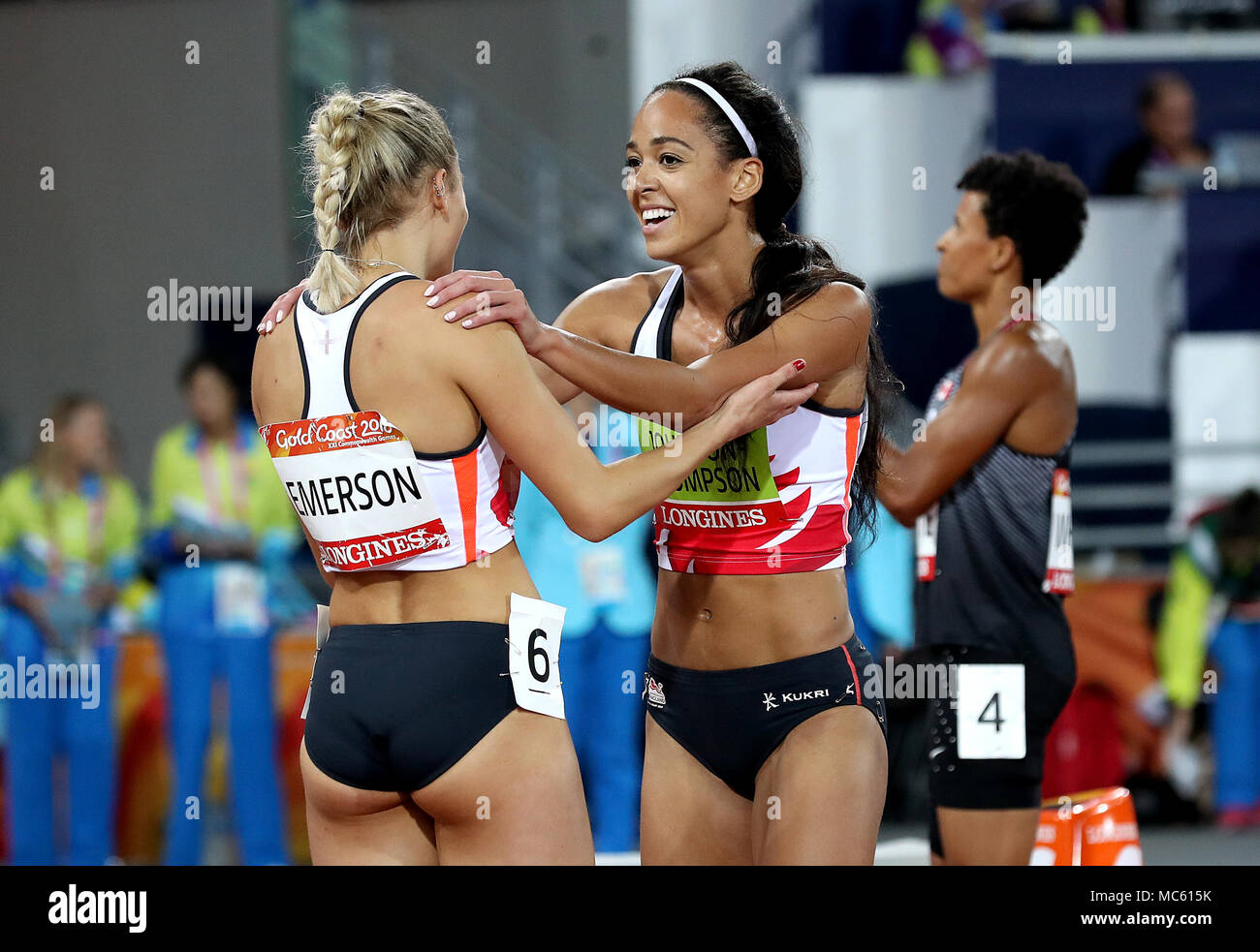 England's Katarina Johnson-Thompson feiert Gold gewonnen mit Bronzemedaille Gewinner und Teamkollege Niamh Emerson (links) Nach dem Siebenkampf 800 m der Frauen - Wärme 2 Carrara Stadion bei Tag neun der Commonwealth Games 2018 in der Gold Coast, Australien. Stockfoto